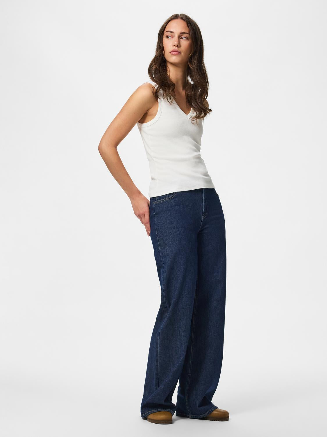 model_shot-front_full